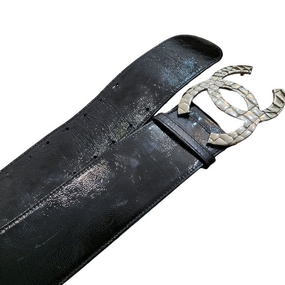 CHANEL O7 Black Patent Leather Quilted CC Logo Wide Belt - Picture 5 of 11